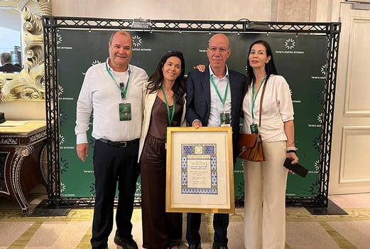 מימין: אושרת ואשר גבאי, אילת ובני זרח, בעלי רשת אסטרל, צילום: יח״צ